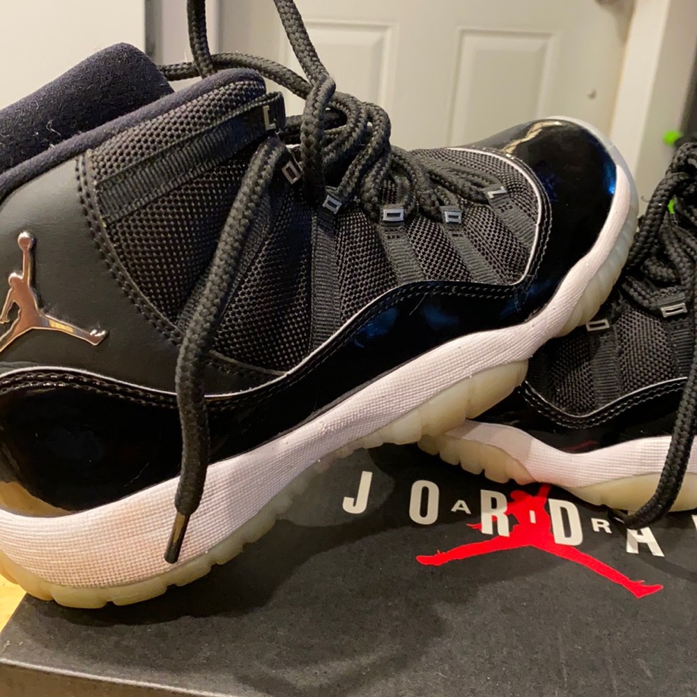 Air Jordan used gym shoe youth 7